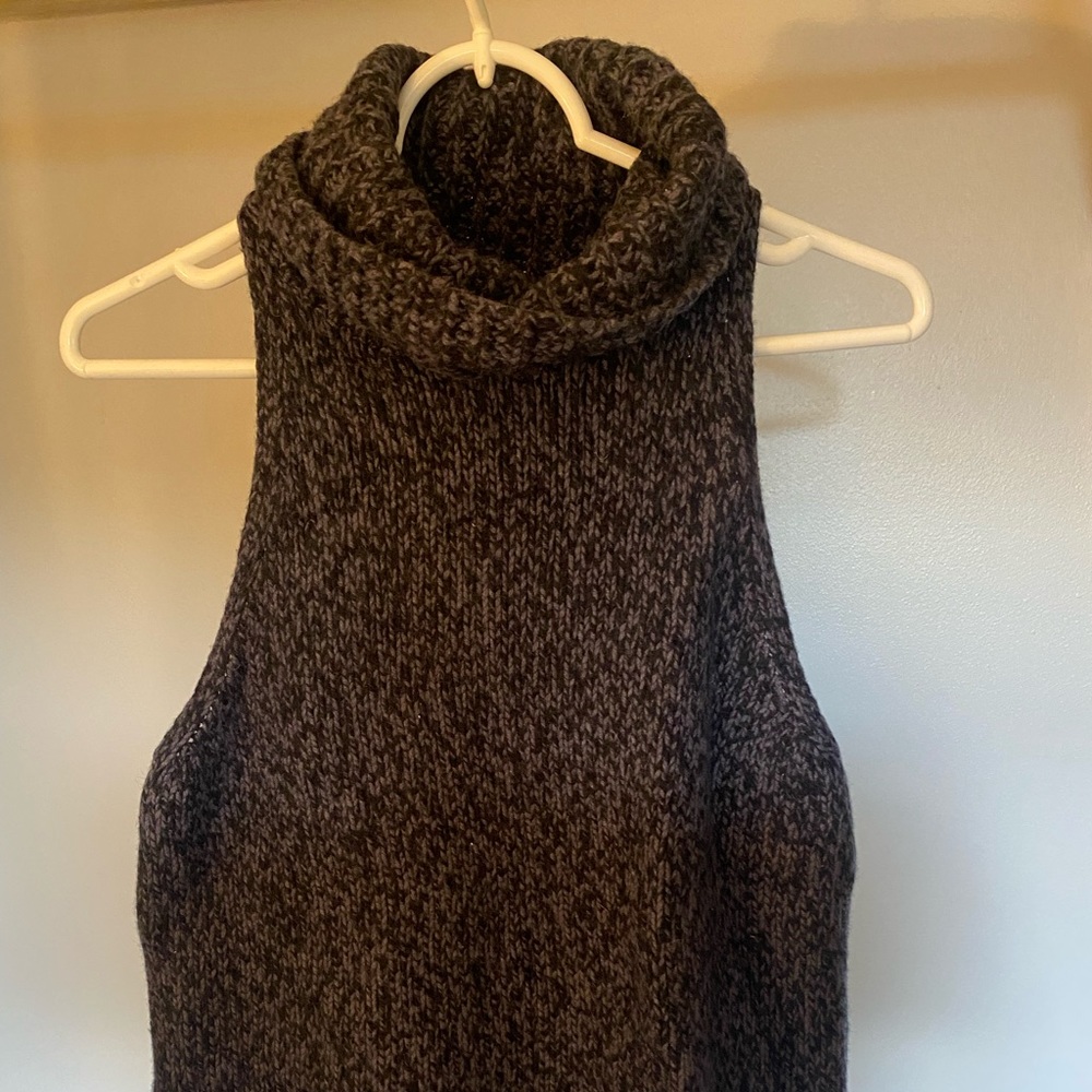 Madewell turtle neck sleeveless sweater. Size M.